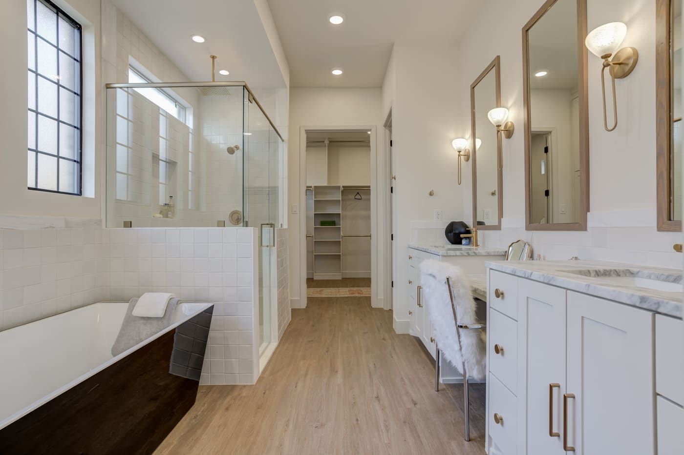 3813 123rd St — bath